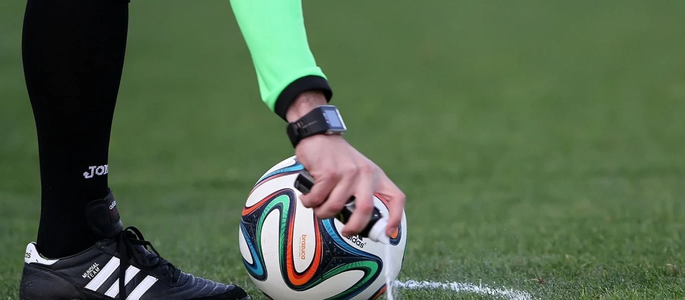 «Ασυγκράτητοι» διαιτητές φιλήθηκαν στο στόμα κατά τη διάρκεια αγώνα (βίντεο)